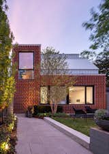 To Make Their Home Stand Out, They Covered It in Rows of Protruding Bricks - Photo 5 of 19 - 