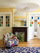 An Unsightly Apartment Gets a New Look With Stained Glass Doors and Colorful Wallpaper - Photo 7 of 15 - 