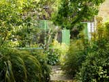 This London Renovation’s Corrugated Cladding Is Sneakily as Green as Its Painted Trim - Photo 4 of 13 - 