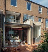 Red Steel and Brick Enliven a ’70s Rowhouse Renovation in London - Photo 9 of 15 -