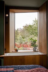 The window ledge is perfect for placing books and plants, whether it’s the bath or the bench that’s in use. 