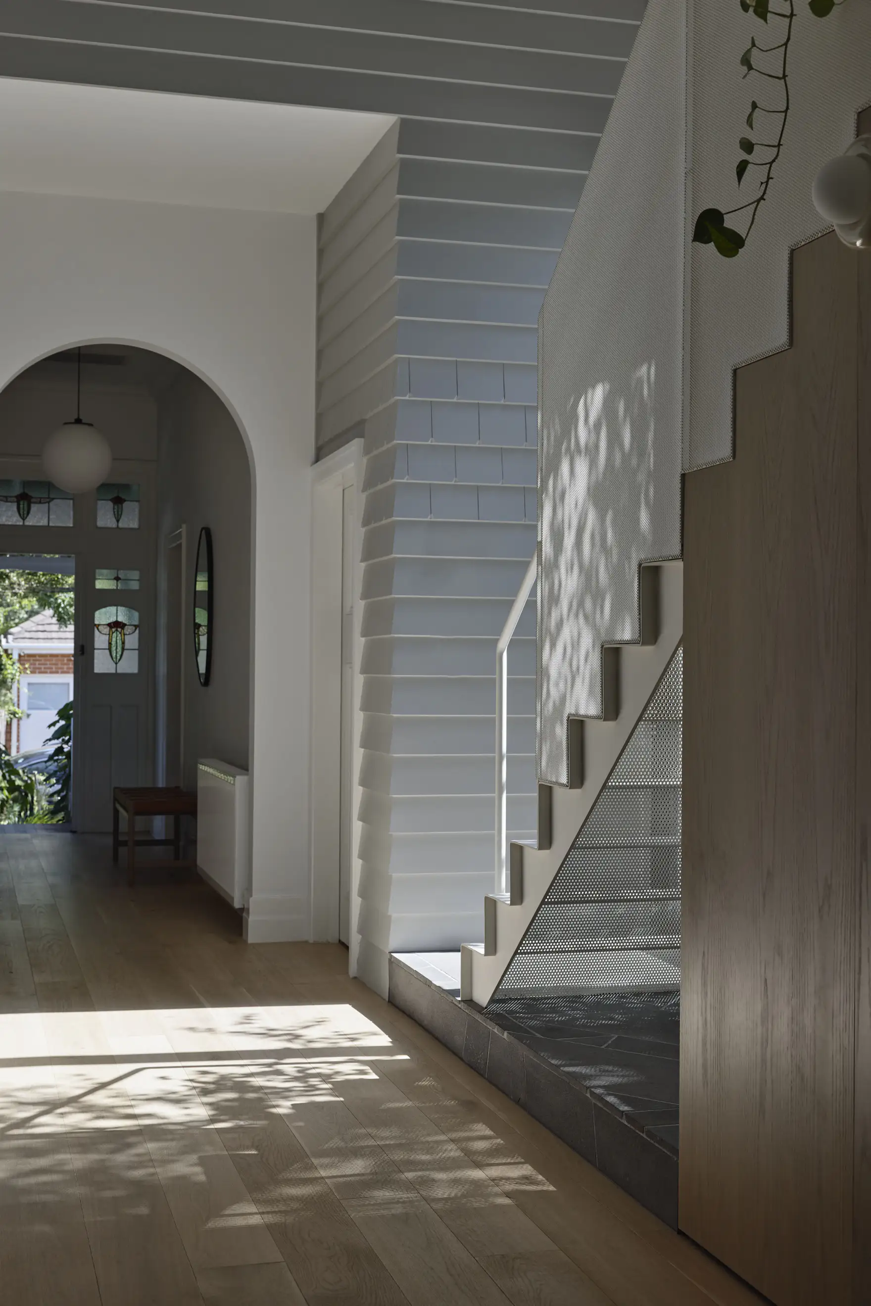 Photo 10 of 19 in Batten Screens Wrapping This Renovation in Australia ...