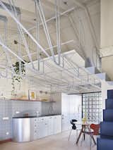 The Loft in This Madrid Flat Hangs From the Ceiling With a Metal Truss - Photo 7 of 14 - 