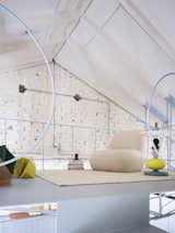 The Loft in This Madrid Flat Hangs From the Ceiling With a Metal Truss - Photo 10 of 14 - 