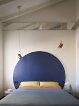 The Loft in This Madrid Flat Hangs From the Ceiling With a Metal Truss - Photo 11 of 14 - 