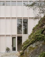Why Does This Swedish Home Look So Crisp? The Wood Cladding Doesn’t Have Any Knots - Photo 6 of 12 - 