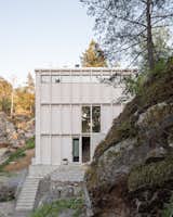 Why Does This Swedish Home Look So Crisp? The Wood Cladding Doesn’t Have Any Knots - Photo 5 of 12 - 