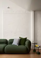 You’d Never Guess This Quiet-Looking Australian Home Has a Soaring Living Space - Photo 10 of 14 - 