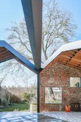 A Glass-Wrapped Living Space Cracks Open a Historic Brick Home in Belgium - Photo 5 of 15 - 