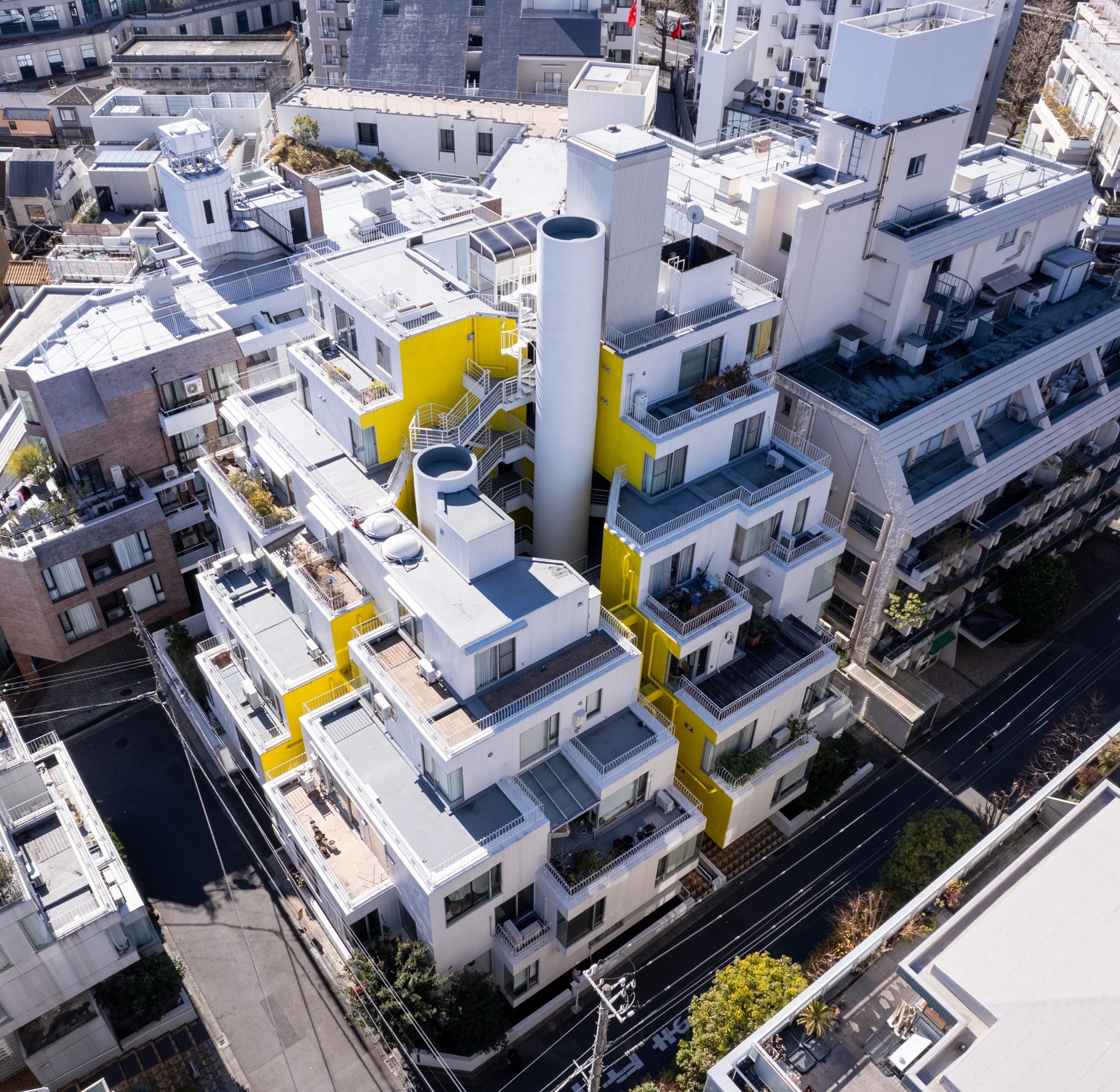 A Wavy Wall Mellows Out the Strict Grid of This '70s Tokyo