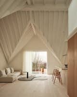 A Sculptural Ceiling Brings Oscar-Worthy Levels of Drama to This Reworked London Flat