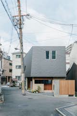 In Osaka, a Small Neighborly Home Has Benches for Passersby
