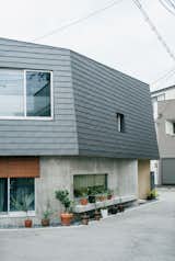 In Osaka, a Small Neighborly Home Has Benches for Passersby