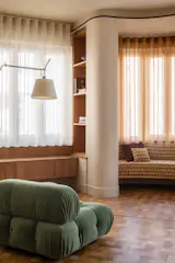 30 Years Later, They Reimagined Their Rome Apartment With a Glassy Central Kitchen - Photo 7 of 15 - 