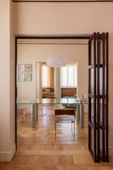 30 Years Later, They Reimagined Their Rome Apartment With a Glassy Central Kitchen - Photo 13 of 15 - 