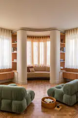30 Years Later, They Reimagined Their Rome Apartment With a Glassy Central Kitchen - Photo 10 of 15 - 