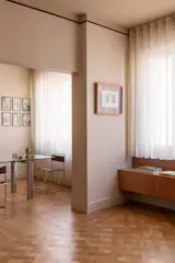 30 Years Later, They Reimagined Their Rome Apartment With a Glassy Central Kitchen - Photo 14 of 15 - 