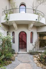 A Pink Stair With an Atrium and Bookshelves Revives This 1930s Mexico City Home
