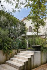 A Pink Stair With an Atrium and Bookshelves Revives This 1930s Mexico City Home