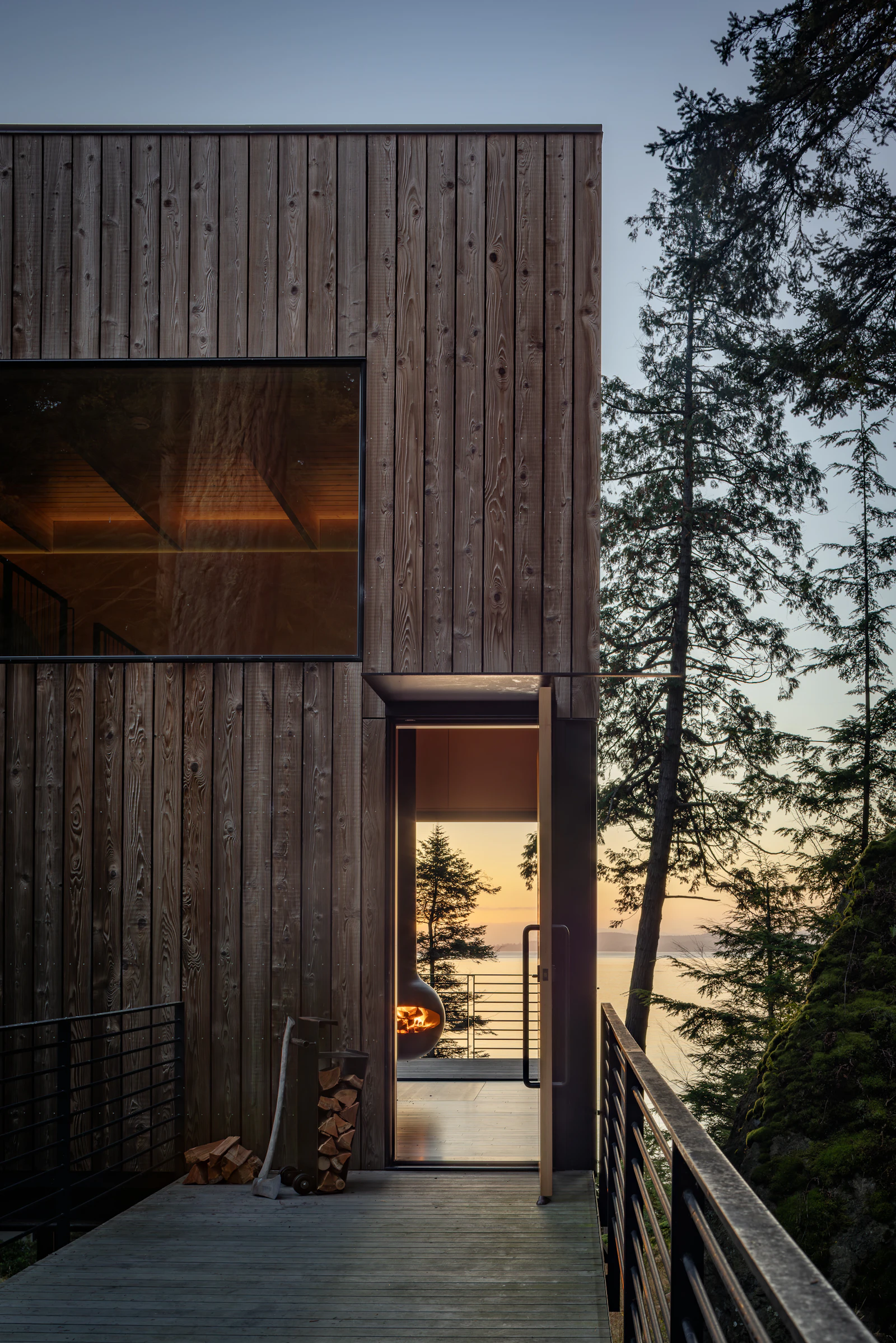 アメリカ・ワシントン州の森に浮かぶ高床の小屋「Blakely Cabin」の写真 4/8