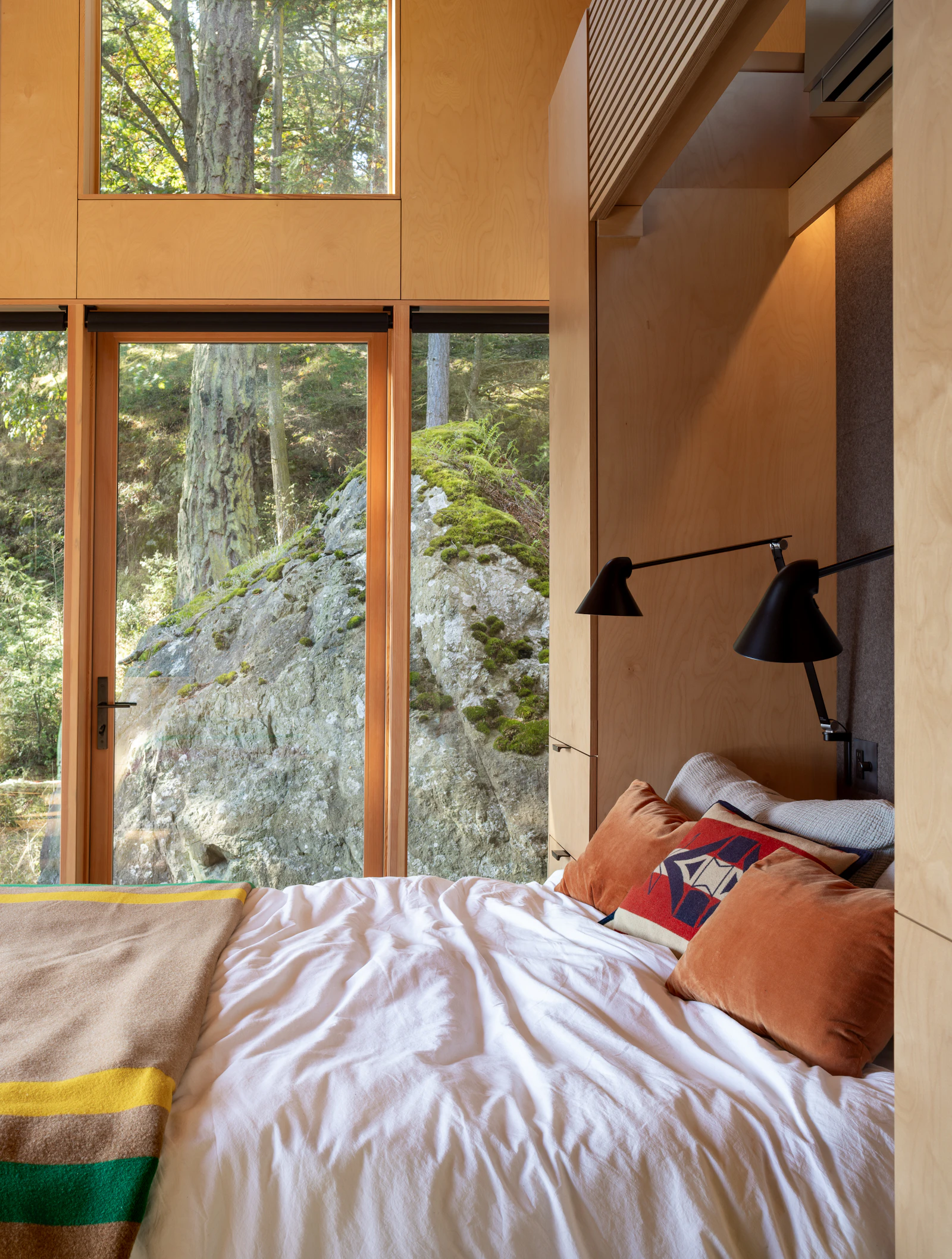 アメリカ・ワシントン州の森に浮かぶ高床の小屋「Blakely Cabin」の写真 8/8