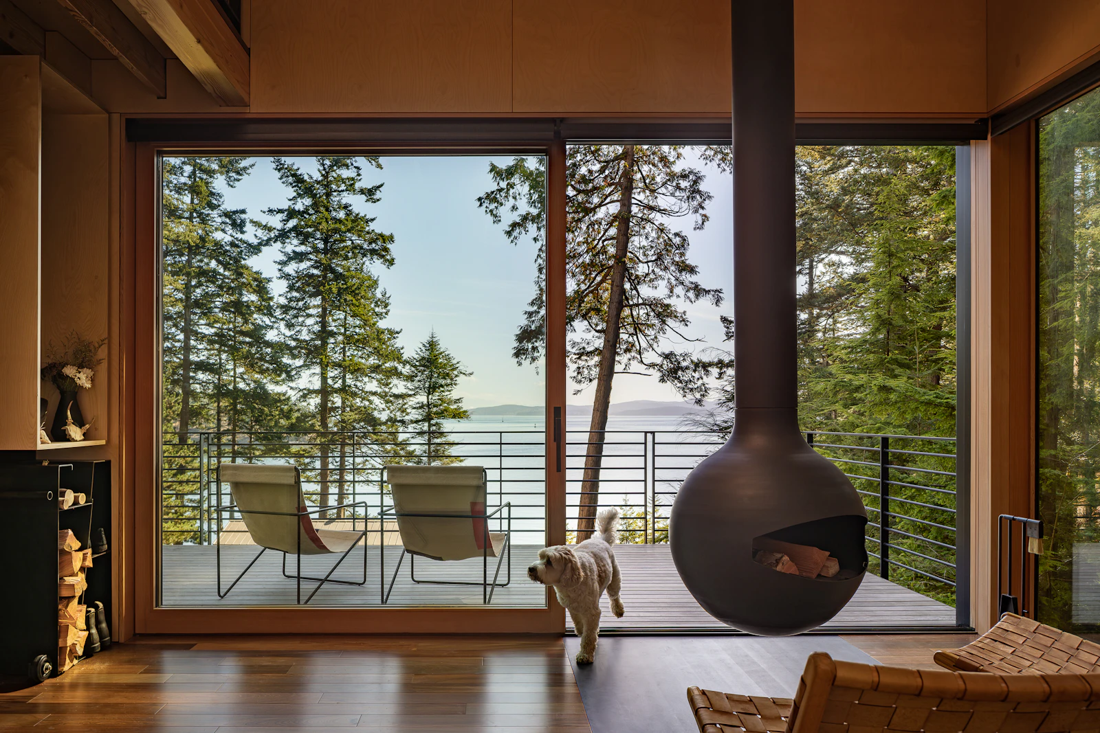 アメリカ・ワシントン州の森に浮かぶ高床の小屋「Blakely Cabin」の写真 5/8