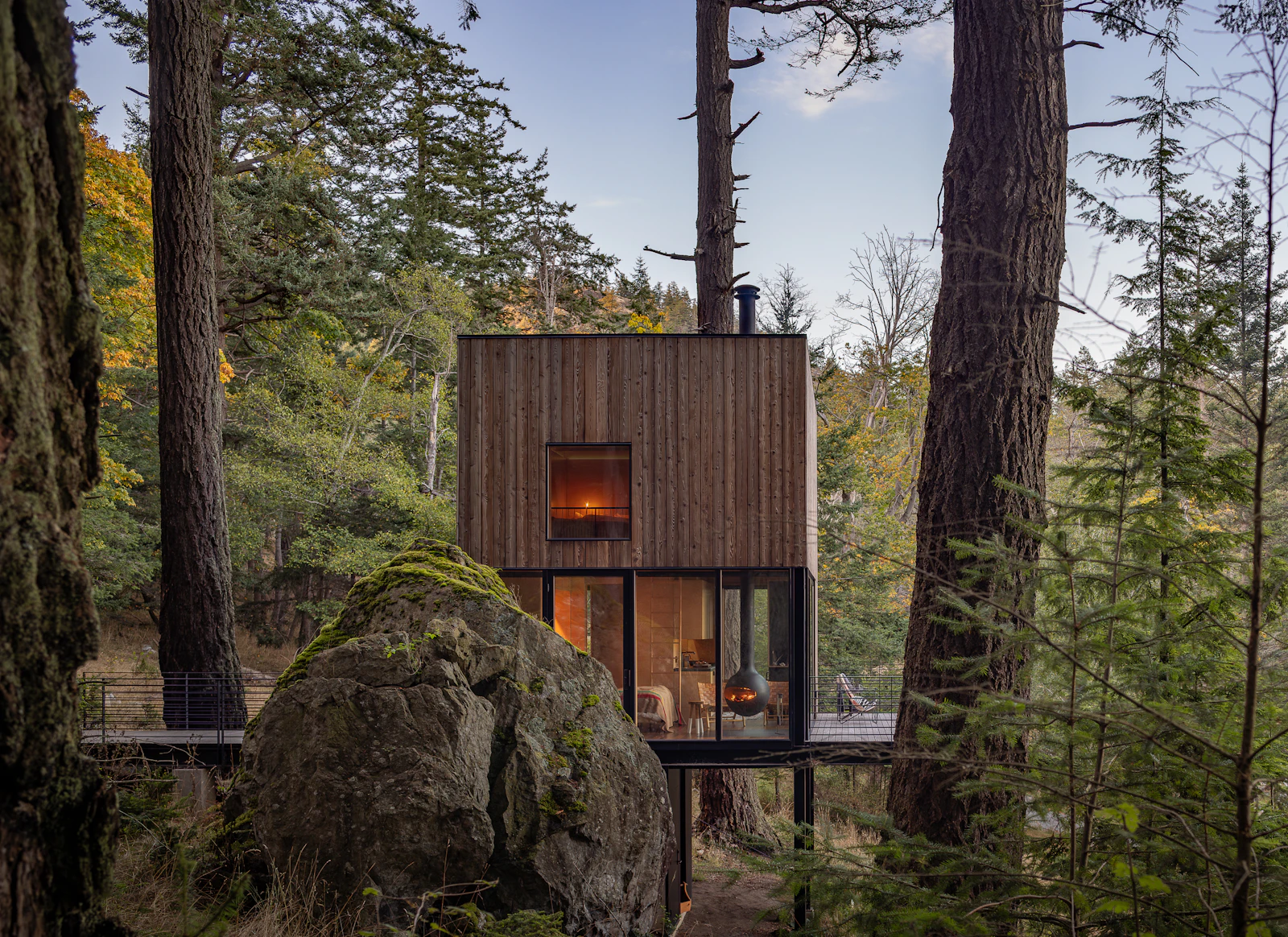アメリカ・ワシントン州の森に浮かぶ高床の小屋「Blakely Cabin」の写真 3/8