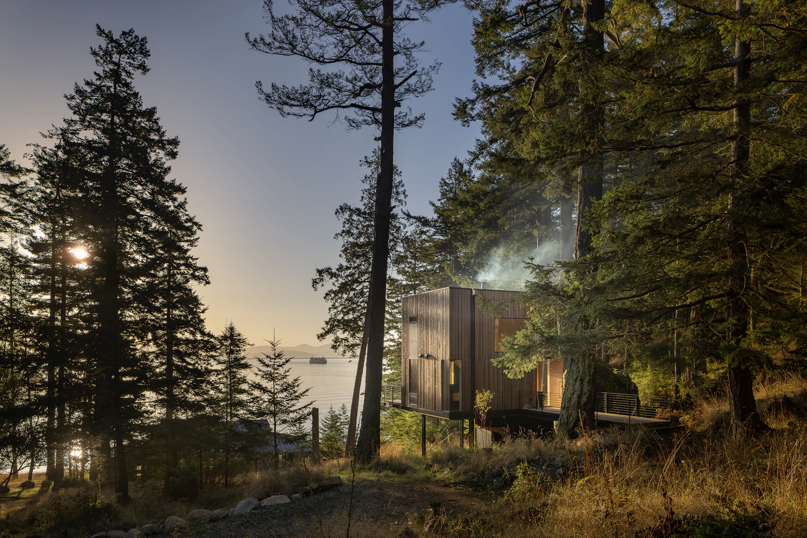 アメリカ・ワシントン州の森に浮かぶ高床の小屋「Blakely Cabin」の写真 2/8