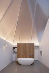 A Massive New Roof Turns a ’70s Chalet in Canada Into a Forest Palace - Photo 10 of 20 - 