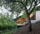 A Massive New Roof Turns a ’70s Chalet in Canada Into a Forest Palace - Photo 19 of 20 - 