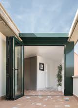 The apartment overlooks the outside and the transition spaces become habitable.