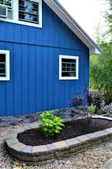 Outdoor, Shrubs, Raised Planters, Gardens, Hardscapes, and Front Yard  Photo 9 of 65 in Welcoming Lake House near Boston by Maxime Dufour