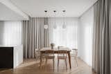 The main dining space, animated by sunlight penetrating the room.