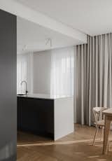 The architectural scenography with the monolithic kitchen island.
