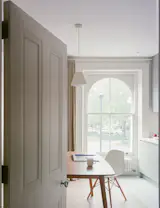 The dining and living area return to the southern room, recovering a relationship with the street.