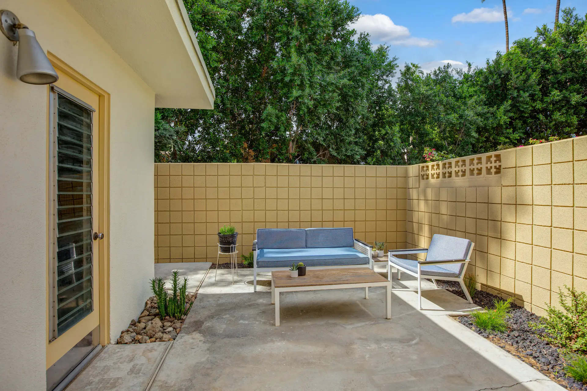 photo-8-of-12-in-a-midcentury-modern-home-in-palm-desert-is-preserved