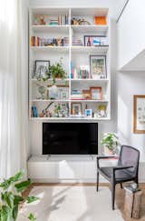 In order to use wisely the wall with double height, we had the idea of creating this big suspended bookshelf up to the ceiling, bringing many colors to our wall and distributing our items of decoration, reading and personal objects. Thus, it was possible to house all these items in the apartment, creating this personal and personality environment without necessarily occupying table and bench space, considering the reduced space of the loft.

