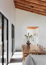 Dining Room, Chair, Ceiling Lighting, Table, and Linoleum Floor The lower ceiling of the breezeway giving way to the voluminous vaulted ceiling and expansive views  Search “19닷컴광고대행ソ 【텔레MEV892】 19닷컴상단노출✌19닷컴도배작업♠19닷컴상단업체 19닷컴도배작업 19닷컴도배” from The Marlo Summer House