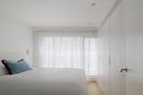 Bedroom in Enzo House by Noho Architecture