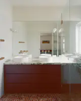 Ensuite with double sinks and marble counter in Kew House by Heliotope Architecture