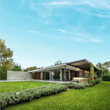 The house horizontality blends into the landscape