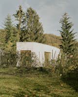 Exterior, House Building Type, and Flat RoofLine  Photo 7 of 10 in House and Atelier among the Foothills of Buda by GUBAHÁMORI