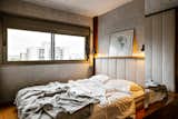 Bedroom with gray tones and custom-made joinery.