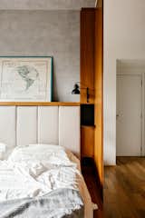 Bedroom with gray tones and custom-made joinery.