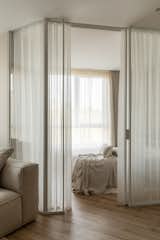We separated the bedroom from the living room with a wall, creating harmonious spaces with right angles. A glass partition divides the private and common areas, giving the interior a sense of lightness and airiness without making it feel cluttered.
