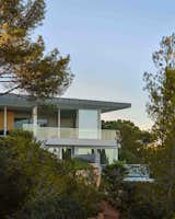 A single-wall house to shelter love from prying eyes