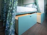 The four-poster bed is equipped with four large foldaway drawers, which can be pulled out from the sides.