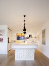 The projection of the kitchen units has been fitted with a made-to-measure plug-in system.