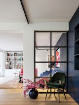 Contrasts: the light-colored floorboards stand out from the cube.