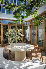 The garden, partly designed by a local landscaper in collaboration with Linde and her partner, also features curved details.

“I found a lady on Instagram whose designs I liked. She also uses a lot of organic shapes,” explains Linde. 